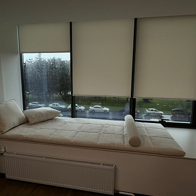 Светлый бежевый матрасик, подушки и валик на подоконник на окно для зоны отдыха. Отзыв клиента Гливер, рейтинг 5 звезд. 